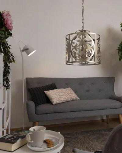 Olohuoneen sisustus, jossa on metallinen Jennifer riippuva kattovalaisin sekä sohvan vieressä valkoinen Elara lattiavalaisin.