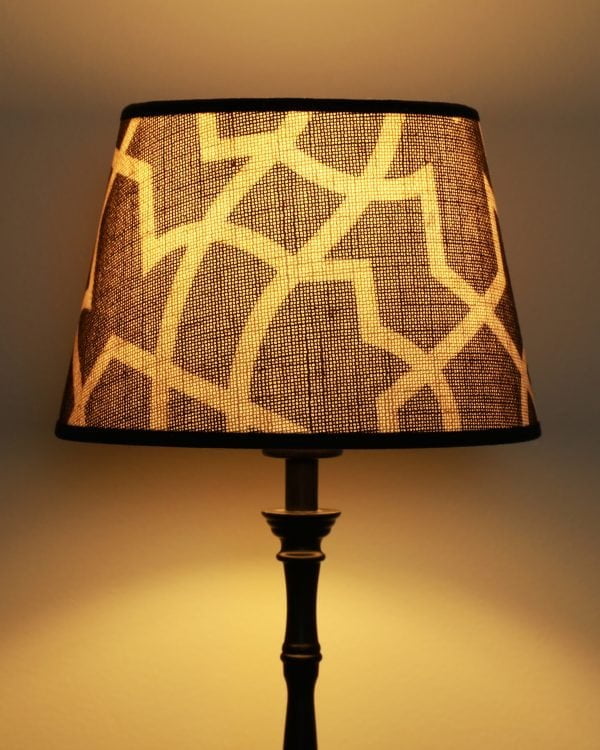 Lampunvarjostin jossa geometrinen kuvio.