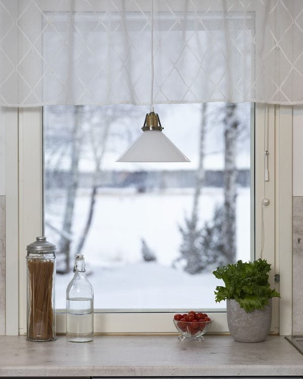 Lasinen valkoinen riippuvalaisin keittiön ikkunalla.