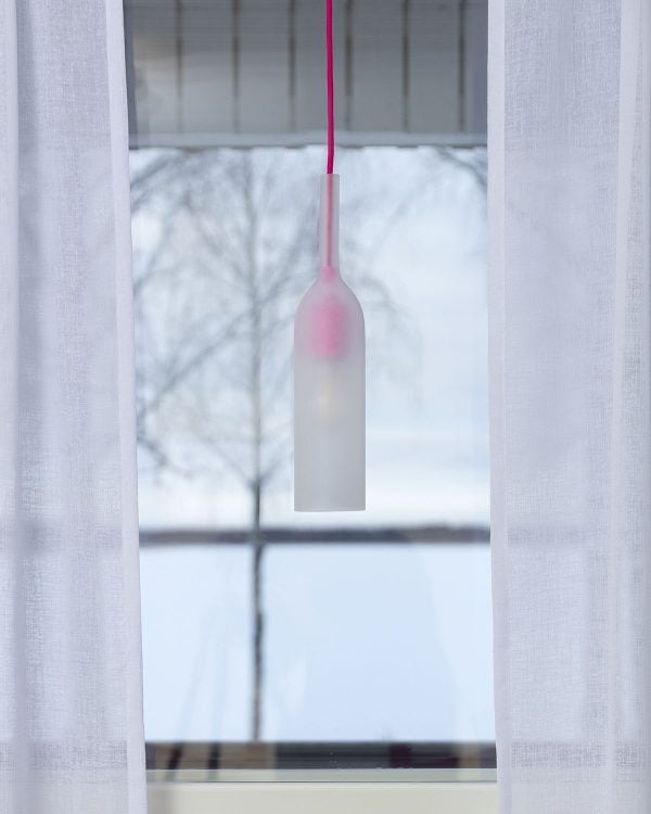 Ikkunavalaisin ikkunalla, taustalla luminen maisema.